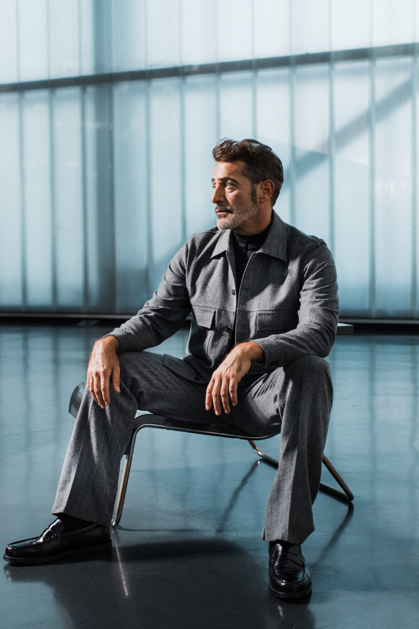 Calças clássicas com pregas - Image 2